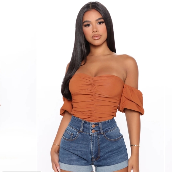 NWT Fashion Nova Women's Ruched Bodysuit with Puff Sleeves - Picture 2 of 6